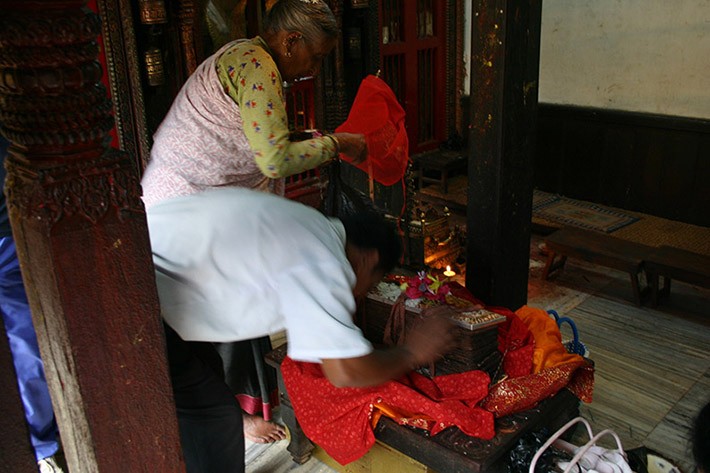 Paying homage to the book prior to the beginning of the ritual.